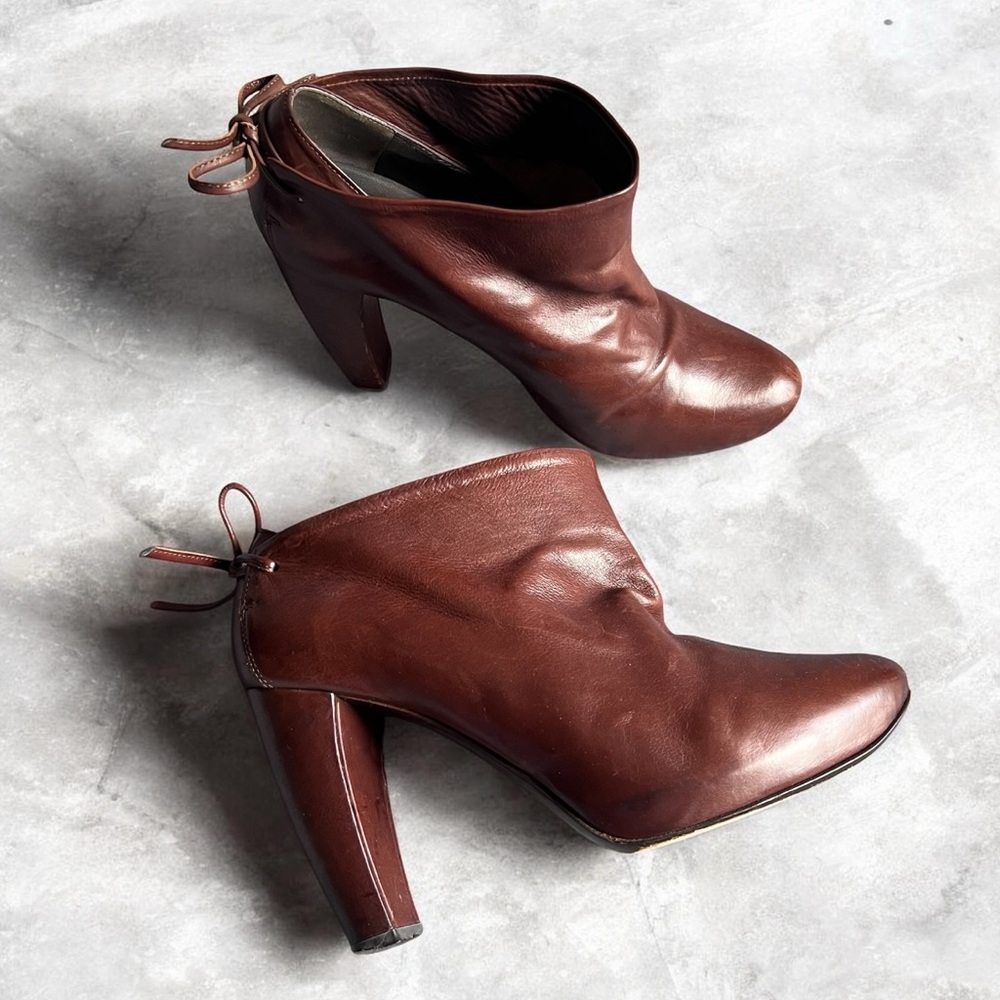 Vera Wang Lavender Leather Ankle Boots Sz 7.5 Brown Made in Italy Heels Lace